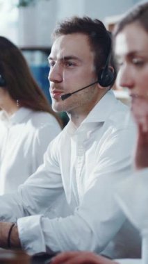 Adanmış ve odaklanmış çağrı merkezi ajanları, verimli müşterilere yardımcı olmak için etkili bir şekilde işbirliği yapmaktadırlar.