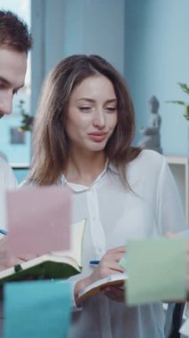 Takım üyeleri modern ve ilham verici bir çalışma alanı içinde çeşitli yaratıcı projelerde aktif olarak işbirliği yapıyorlar.