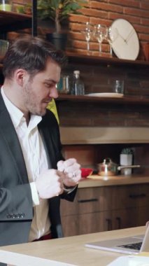 Profesyonel bir adam şık, şık bir ofis yerinde rahatça otururken aktif olarak bir video görüşmesine katılır.