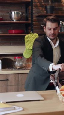 Canlı fırın eldivenleri ve titizlikle düzenlenmiş rafları sergileyen güzel tasarlanmış bir mutfak düzeni.