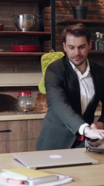 Bu, canlı yeşil bir fırın eldiveni, temiz çizgiler ve kırsal tuğla duvar tasarımı içeren şık bir mutfak.