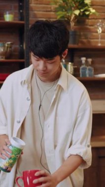 Odaklanmış, hevesli genç bir adam, rahat bir kafede modern yaşam tarzı ve yaratıcılığını ön plana çıkaran lezzetli bir içki hazırlıyor.