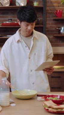 Şık bir mutfak ortamında, genç bir adam lezzetli bir yemek hazırlar, aşçılık yeteneklerini sergiler.