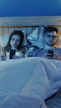 Birkaç yatak odası, her ikisi de akıllı telefonları tarafından özümsenmiş, dijital samimiyet ve bağlantıyı vurguluyorlar.