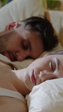 Huzurlu ve samimi bir sahne. Huzurlu ve davetkar bir ortamda yan yana uyuyan bir çift.