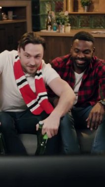 Bu, minimalist tasarımlar ve çeşitli arka plan kullanımları için mükemmel olan koyu, soyut bir kompozisyon.