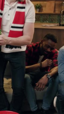 İki yakın arkadaş, şık ve rahat bir oturma odasında dinlenirken büyüleyici bir TV şovuna daldılar.