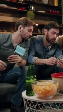 Şık bir oturma odasında arkadaşlarla rahat bir zaman geçirmek, içkinin tadını çıkarmak ve harika sohbetler yapmak.