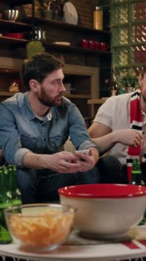 Keyifli ve keyifli bir toplanma. Lezzetli atıştırmalıklar ve serinletici içecekler.