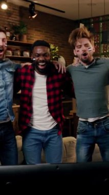 Üç yakın arkadaş, şık bir oturma odasında inanılmaz heyecanlı bir anı neşeyle kutluyorlar.