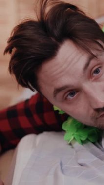 Bir insan yatakta uzanır ve etrafını saran yemyeşil yeşilliklerle dolu inanılmaz derecede donuk ve yorgun hisseder.