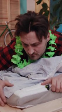 Huzurlu bir insan rahat bir yatakta huzur içinde dinleniyor, güzel bir çiçek kolyesiyle süslenmiş.