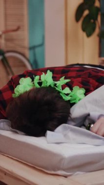 Tuhaf yeşil aksesuarlı bir insanla samimi bir sahne, harika bir rahatlama ortamı yaratıyor.