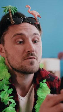 Renkli aksesuarlar ve arkadaşlarla çekilmiş eğlenceli bir selfie ile yaz neşesinin özünü yansıtan canlı bir portre.