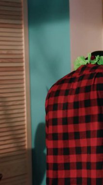 Neşeli bir kutlama için renkli bir şapka ve canlı dekorasyonlar sergileyen tuhaf bir kıyafet.