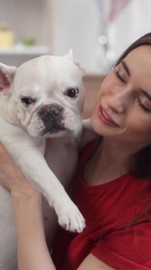 Bir kadınla neşe dolu beyaz Fransız Bulldog arkadaşı arasındaki derin bağı yakala.