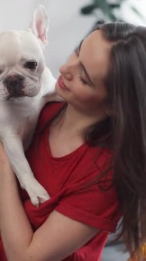 Bir kadın ve Fransız Bulldog 'u arasında paylaşılan neşeli bir an, sevgilerini ve dostluklarını vurguluyor.