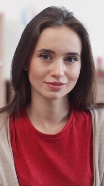 Kapalı bir yerde, sakin ve barışçıl bir ifade sergileyen genç bir kadının güzel detaylı portresi.