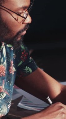 Çeşitli rengarenk malzemelerle çevrili çeşitli yaratıcı çalışmalara aktif olarak yakın çekim.