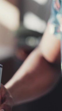 Ayrıntılı bir yakın çekim resmi, bir eli ustalıkla bir kalem tutarken ve el değmemiş, temiz bir kağıda yazı yazarken gösteriyor.