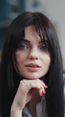 Güzel, uzun siyah saçlı genç bir kadın, sakin bir anda derin bir yansıma yakaladı, sakin çağrıştırıyor.