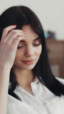 Huzurlu ve düşünceli bir kadın, onun sükunetini ön plana çıkaran yumuşak, doğal ışıkla güzel bir şekilde yakalanır.