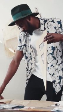 Bir tasarımcı canlı bir stüdyoda yaratıcı projeler üzerinde çalışıyor, eşsiz sanatsal yeteneklerini sergiliyor.