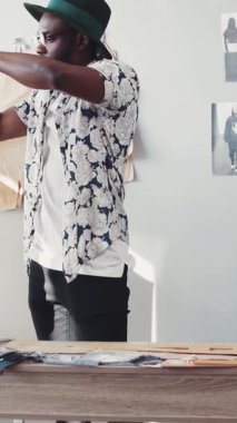 Yetenekli bir tasarımcı, sanatsal yaratıcı bir çalışma alanında şık bir mankenin üzerine güzel bir elbise diker.