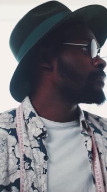 Şık bir birey yaratıcı bir projeyle yakından ilgilenir. Modern modayı etkileyici bir şekilde gözler önüne serer.