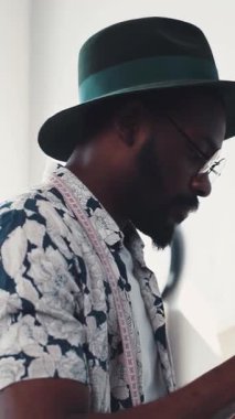 Şık ve modaya uygun bir adam, modern ve modern kapalı bir ortamda akıllı telefonuyla meşgul olur.