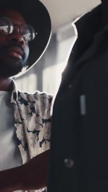 Yetenekli bir tasarımcı giysilerini titizlikle ayarlar, olağanüstü yaratıcılıklarını ve moda tutkularını gözler önüne serer.