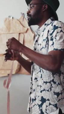 Şık ve profesyonel bir birey, çağdaş çalışma ortamında kalem kullanarak düşünceli notlar çizer.