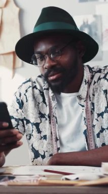 Yaratıcı ve yenilikçi bir birey. Moda tasarımına derinden odaklanmış biri. Özellikle de akıllı telefon kullanırken.