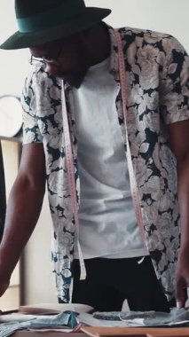 Şık bir birey, yaratıcılığını ve eşsiz tarzını sergileyerek, çalışma alanında çeşitli giyim seçenekleri sunar.