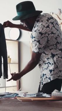 Çok yetenekli bir profesyonel moda tasarımcısı, eşsiz bir stil stüdyosunda ustalıkla kıyafet diker.