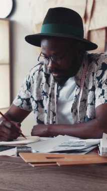 Yaratıcı tasarım elementleriyle dolu çağdaş bir stüdyoda, yetenekli bir sanatçı son fikirlerini çiziyor.