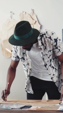 Canlı ve ilham verici bir çalışma alanında, yetenekli bir moda tasarımcısı renkli kumaşları dikkatlice ölçer.