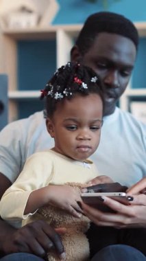 Sevgi dolu bir baba ve genç kızının birlikte akıllı telefonu keşfettikleri yürek ısıtan ve unutulmaz bir an.