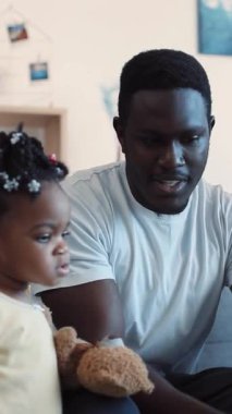 Sadık bir baba ile sevgili kızı arasında paylaşılan ve derin bağlarını gösteren samimi bir an.