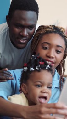 Neşeli bir aile, sevgili çocuklarıyla neşeli etkileşimlerini paylaşırken değerli anları mutlu bir şekilde yakalar.