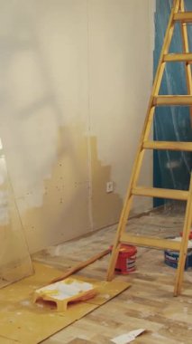 NEW YORK - 5 Nisan 2017: Apartman malzemeleri, merdiven ve boya kutularıyla tıka basa dolu. Serinleme sürecinde. Tasarım, sanat, ev tasarımı. Kamera dengeleyici görüntüsü