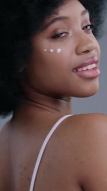 Görüntü bir kadının yakın çekimini gösteriyor, saçlarının dokusunu ve cildinin parlaklığını vurguluyor.