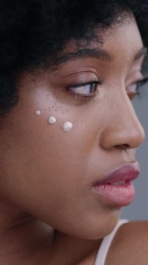 Çok zarif bir yan profil. Cildinde dikkatli bir cilt kremi var.