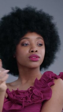 Bu çarpıcı bir portre. Çekici bir kadın. Siyah saç stili, modern moda eğilimleri sergiliyor.