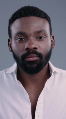 Düşünceli bir adam, minimalist bir ortamda sakin ve sakin bir an sergiliyor.