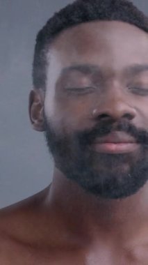 Kendine güvenen bir gencin çarpıcı portresi, kendine has stilini ve kişiliğini güzel bir şekilde sergiliyor.