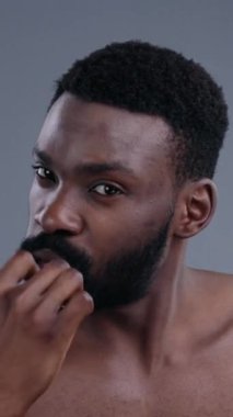 Bu, tamamen sakallı, güzel görünümlü modern tımar ve eşsiz bir stili olan düşünceli bir adamın yakın çekimi.