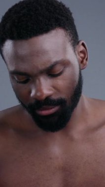 Kendine güvenen, bakımlı sakallı, kısa saçlı, güçlü bir adamın büyüleyici portresi.