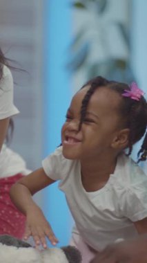 Bu yürek ısıtan video, küçük bir kız olarak aile bağlarını gösteriyor. Ailesiyle neşeyi paylaşıyor, şefkatli etkileşimler ve neşeli anlar sunuyor.