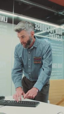 Sakallı bir adam çalışma alanında teknolojiyle meşgul olur, bilgisayarda yazar, sonra sanal gerçeklikte bir partnerle fikirleri tartışır, takım çalışmasını ön plana çıkarır.